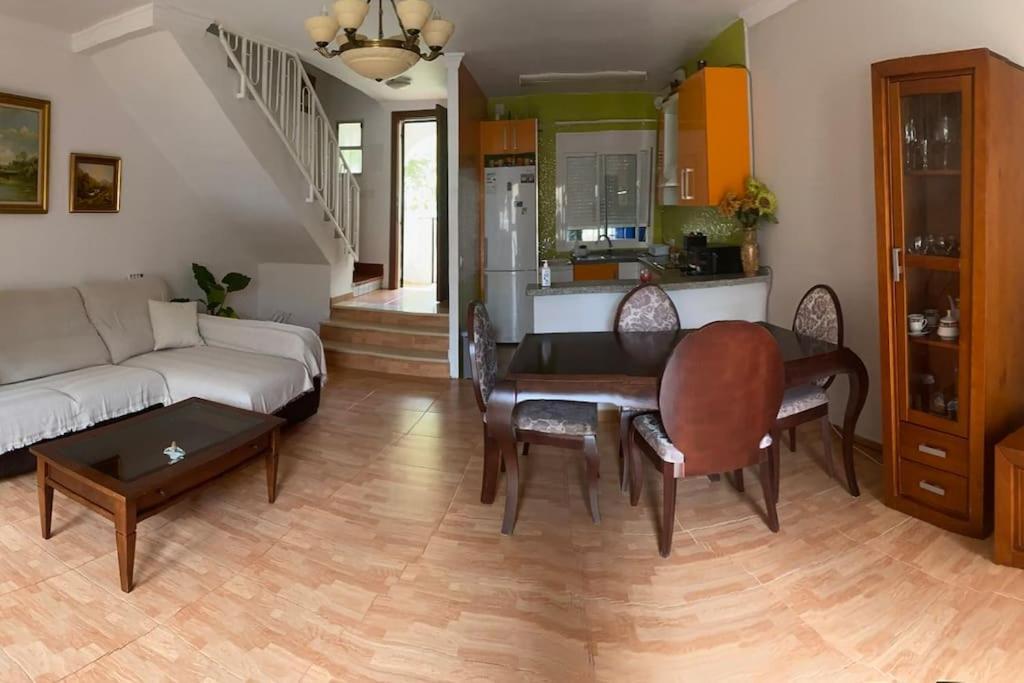 Chalet Adosado Corta Temporada 2 Dormitorios 贝纳尔马德纳 外观 照片